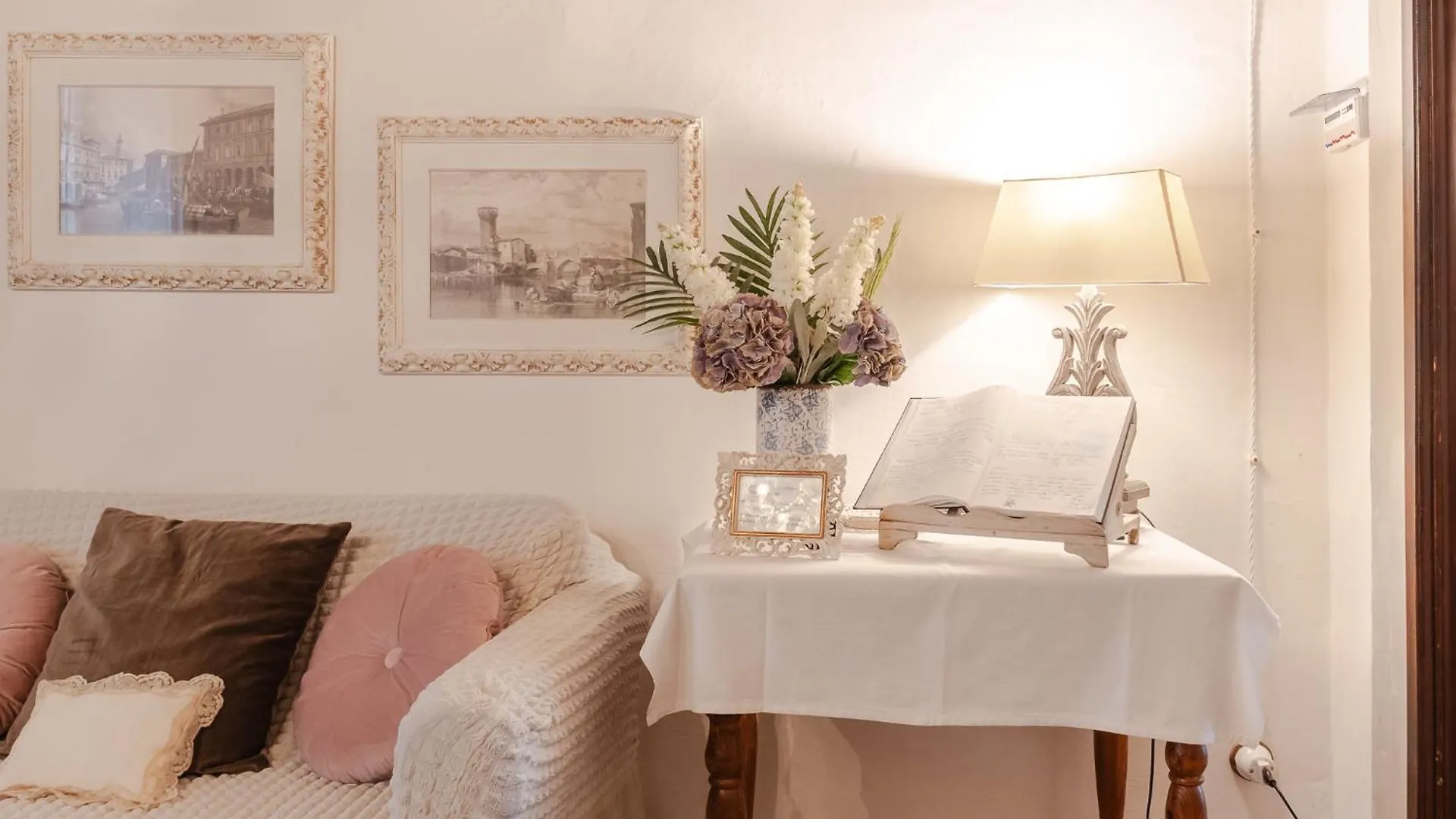 Apartment Ferienwohnung La Finestra Sul Borgo Dimora Storica Laterina Italien